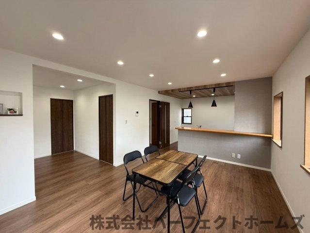香里ヶ丘4丁目戸建の居間・リビング|ゆったり過ごせる居間です