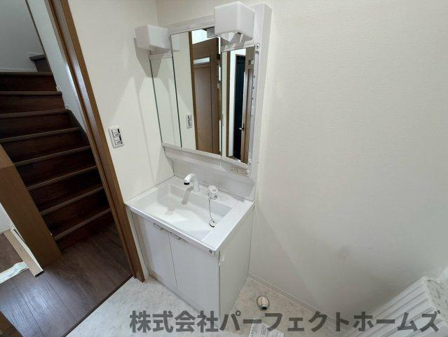 香里ヶ丘4丁目戸建の独立洗面台|独立洗面台あり、毎朝おしゃれに忙しい女性の方におすすめです