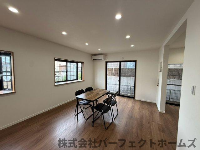 香里ヶ丘4丁目戸建の居間・リビング|おしゃれな居間です