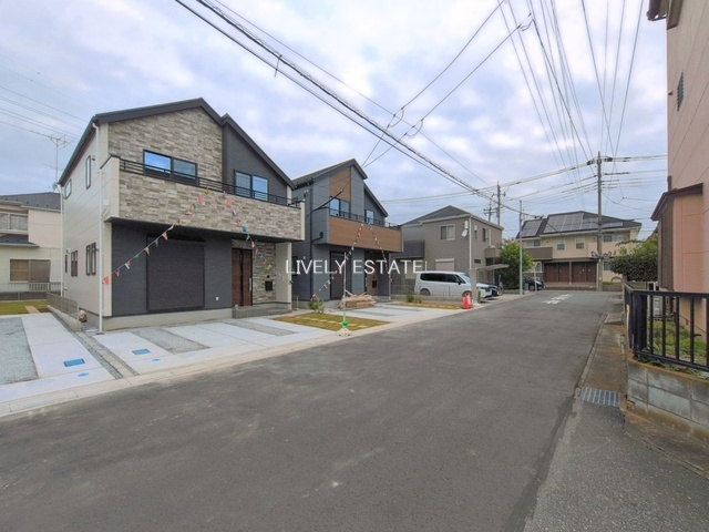 越谷市大字大泊 新築分譲住宅 全3棟 2号棟の前面道路含む現地写真