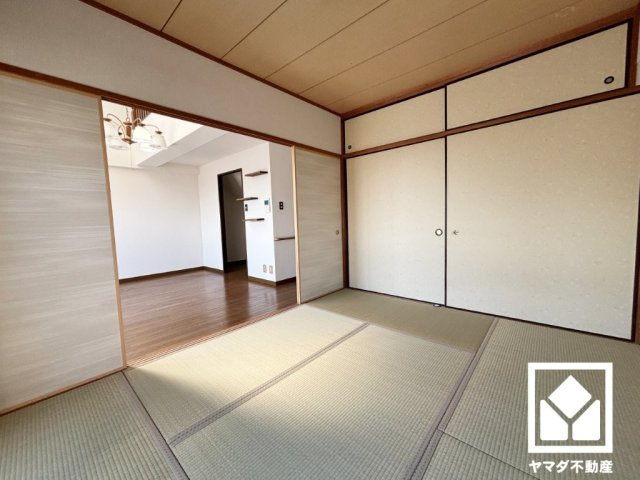 朝日プラザ武庫川公園東の和室|現況和室となっていますが、約18帖の広々リビングへ間取り変更予定です。家族全員がリラックスできる、ゆったりとした快適リビングで温かい団らんの時間を。（リフォーム前の写真です）