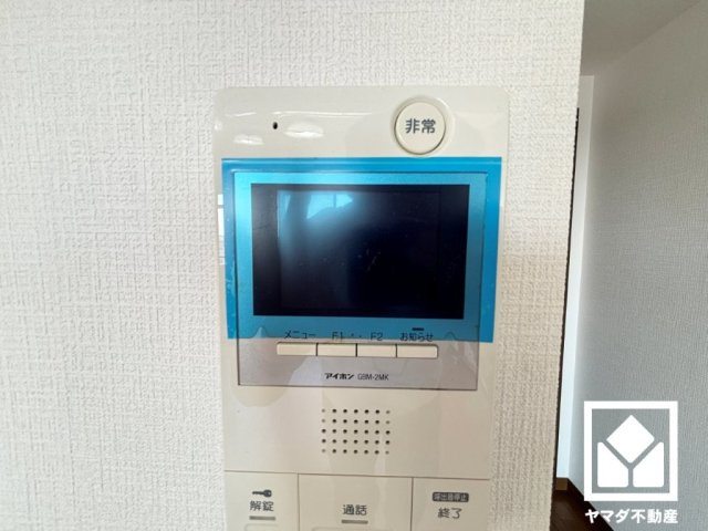 朝日プラザ武庫川公園東の設備|突然の来訪時でも安心なモニター付きインターホンを完備。お留守番中のお子様でも簡単に来訪者の確認ができます。（リフォーム前の写真です）