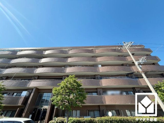 朝日プラザ武庫川公園東の外観|敷地南側は街路樹が立ち並ぶ綺麗な通りになっており、四季の移り変わりが感じられる緑豊かな景観です。
