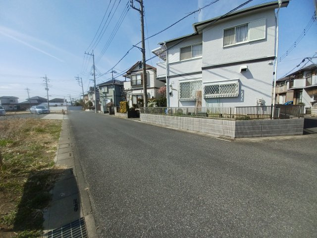 岩槻区南平野中古戸建の前面道路含む現地写真
