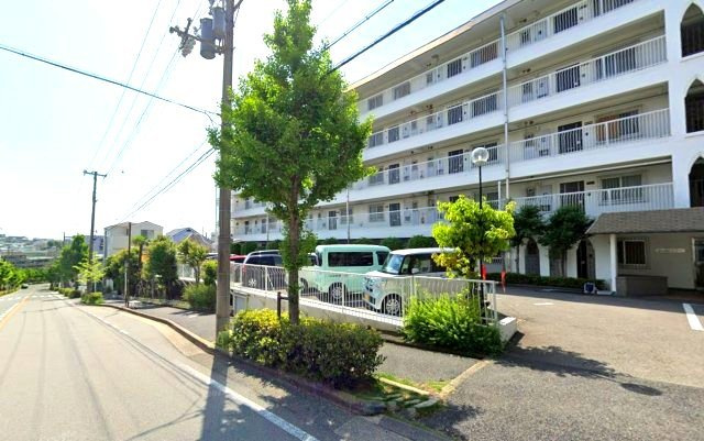 シャンボール芦屋の駐車場|南・東・北の3面道路に面しています
