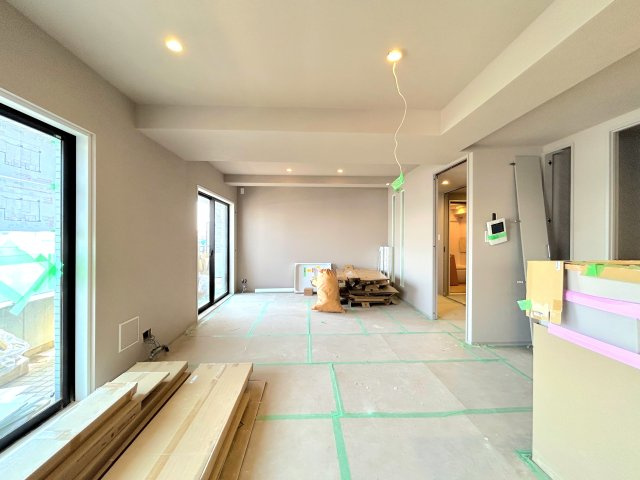 エクセシオール港区海岸の居間・リビング|～Ｌiving room～
優しくリビングに注ぐ日差しはまるで「陽だまり」の様な暖かさ。高い断熱性はエアコンを使いすぎず快適な居住空間を創造しています。