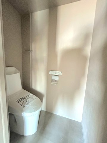 エクセシオール港区海岸のトイレ|洗浄機能付き便座を標準装備。便座保温機能もあるので寒い季節も安心。トイレ奥のスペースにちょっとした収納を造作することも可能。トイレットペーパーなど効率的に収納できます。
