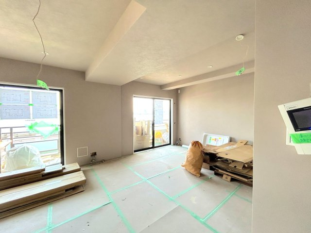 エクセシオール港区海岸の居間・リビング|～Ｌiving room～
南側に掃きだし窓が２つ並ぶリビングです。陽当たり重視でお探しのお客様にもご満足頂けると思います。