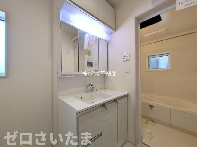 《仲介手数料無料》上尾市本町５丁目5-17新築一戸建てブルーミングガーデンの独立洗面台