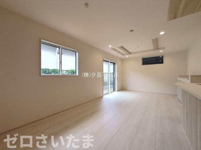 《仲介手数料無料》上尾市本町５丁目5-17新築一戸建てブルーミングガーデンの居間・リビング