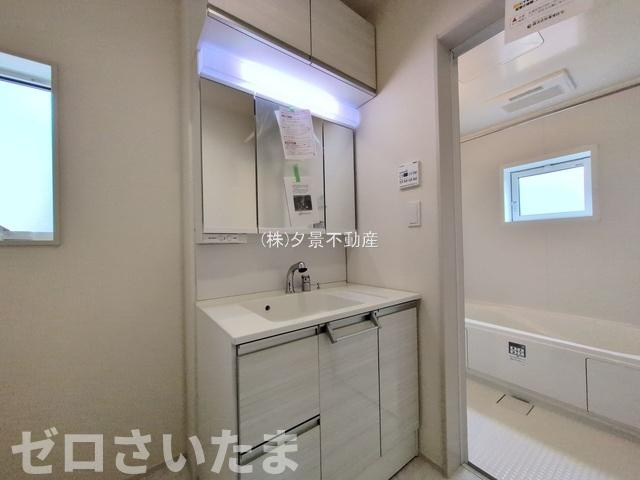 《仲介手数料無料》上尾市本町５丁目5-17新築一戸建てブルーミングガーデンの独立洗面台