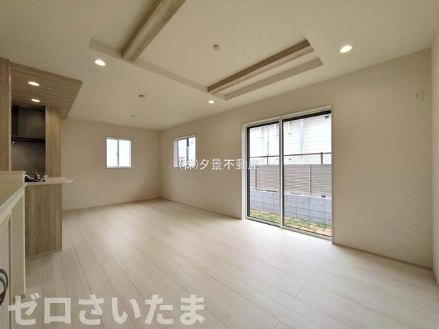 《仲介手数料無料》上尾市本町５丁目5-17新築一戸建てブルーミングガーデンの居間・リビング