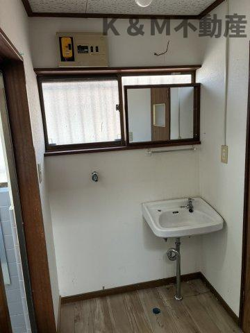 酒井根6丁目戸建の洗面所|ゆったりとスペースのある洗面所