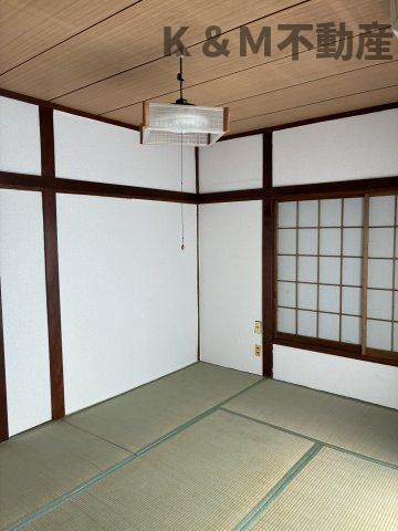酒井根6丁目戸建の居間・リビング|ゆったりとした居間です
