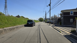 【前面道路含む現地写真】 | 茨木市西太田町　建築条件無し売土地 | 【接道種別】公道、【接道方位】東側、【間口】約14.7ｍ、
【道路幅員】車道部分：約7.2ｍ、歩道部分：約2.0ｍ　