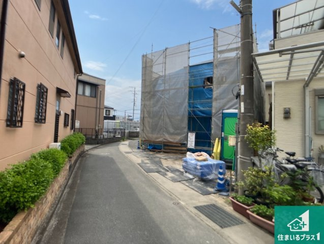 加古川市加古川町　第21期　新築一戸建ての前面道路含む現地写真|周辺は落ち着いた街並みの住宅地！子育てがしやすい住環境です！まだ未完成ですが、現地でしかわからない事もございます。是非一度ご覧ください。