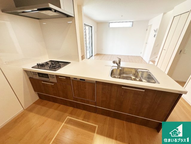 加古川市加古川町溝之口　第21期　新築一戸建てのキッチン|子供を見守りながらお料理が出来るため家族のコミュニケーションか増えます♪スペースが広く確保されている為お子様が大きくなったときは一緒に料理を楽しめます♪