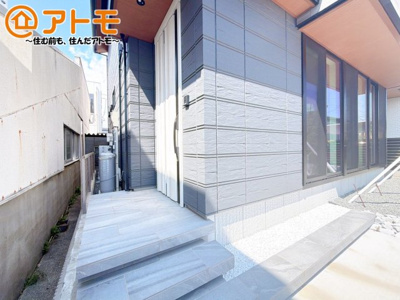 【玄関】 | 沼津市寿町Ⅱ　新築一戸建て　全1棟 | 落ち着いた色合いの玄関はダブルロックで防犯性に優れた仕様になっています♪