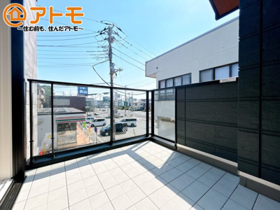 【バルコニー】 | 沼津市寿町Ⅱ　新築一戸建て　全1棟 | やっぱり助かる広々バルコニー♪お布団や洗濯物を干せるのはもちろん、広々としたバルコニーで少しでも家事を楽ちんに！