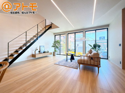 【居間・リビング】 | 沼津市寿町Ⅱ　新築一戸建て　全1棟 | 広々と開放的なLDKは、家族が自然と集まる広さ♪お子様のリビング学習にもピッタリ♪