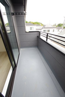 【バルコニー】 | 【仲介手数料無料！！】日野市百草　新築戸建て（全1棟）1号棟　5899万円 | ワイドバルコニー