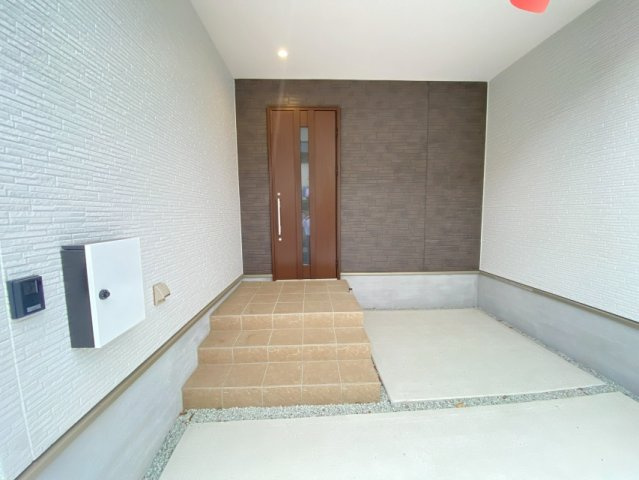 明石市東野町　新築戸建の玄関