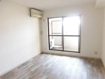 【居間・リビング】 | 弘和ハイム | 2面採光の明るいお部屋です。
