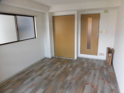 【居間・リビング】 | 弘和ハイム | フローリングの綺麗なお部屋です。