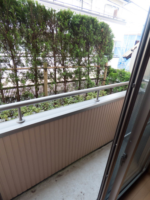 ファミーユＮのバルコニー|植栽で通行人の目線等が気にならなく配慮されております