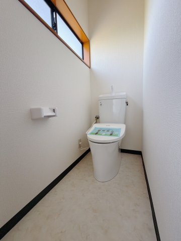 【中古戸建】足利市駒場町のトイレ|■トイレ｜自然光が入る落ち着いた空間です。ついつい長居してしまいますね♪