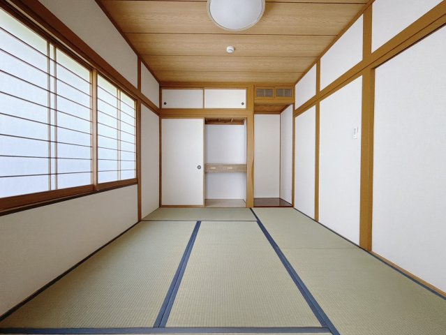 【中古戸建】足利市駒場町の和室|■和室｜フローリングでは感じることのできない圧倒的な寛ぎやすさを実感してください。独立しているので周りを気にせず寝そべることもできますね♪