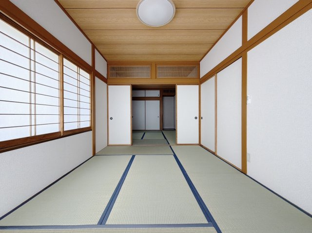 【中古戸建】足利市駒場町の和室|■和室｜扉付きの和室なのでプライベートな空間にもなります。ご両親がお泊りになっても、ぬくもりを感じられる和室でゆっくりとお寛ぎいただけます♪