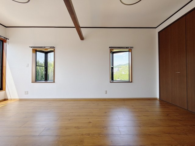 【中古戸建】足利市駒場町の洋室|■洋室｜ナチュラルカラーの床です。模様替えなどとても楽しく工夫できます♪陽当たり、風通しもとても良いので毎日快適な生活スタートです！子供部屋にも良いですね♪