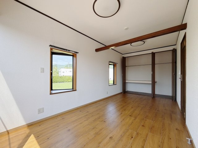 【中古戸建】足利市駒場町の洋室|■洋室｜2階各居室には収納をご用意しています。大きな収納があるのでいつでも部屋がすっきりと片付きます♪