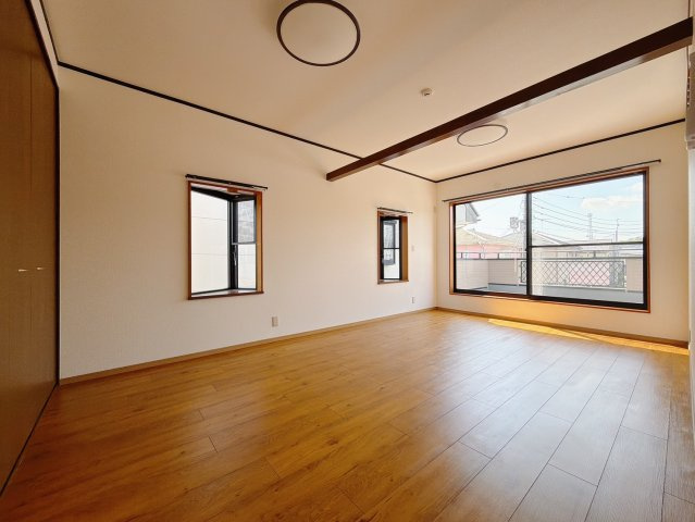 【中古戸建】足利市駒場町の洋室|■洋室｜バルコニーにも出られる2階の一室♪お勉強などに疲れたら気晴らしもできますね♪収納も大容量で、お部屋がいつでもスッキリ片付きます＊。