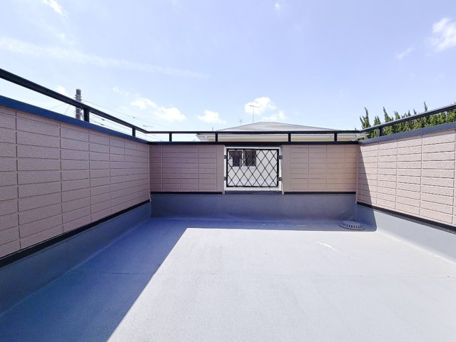 【中古戸建】足利市駒場町のバルコニー|■バルコニー｜ワイドバルコニーは、溜め込んでしまったお洗濯物を一気に干すことができるくらいのスペースがあります♪

