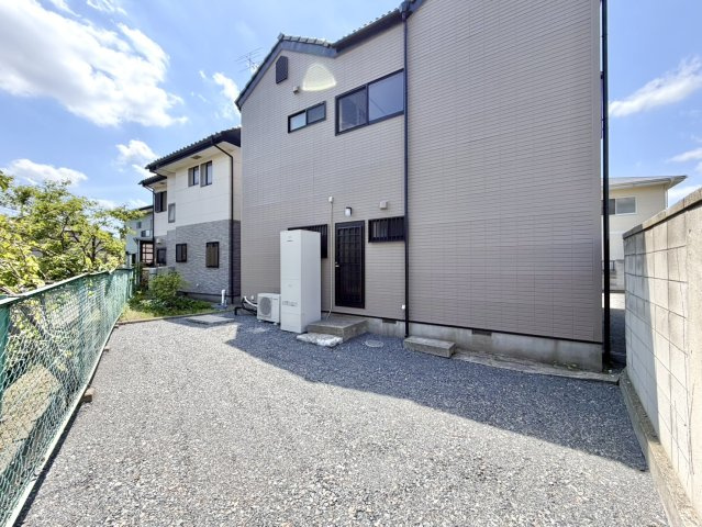 【中古戸建】足利市駒場町の外観|■外観｜道路から離れたお庭なのでお子様が外で遊ぶ際も安心です♪