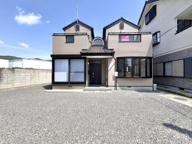 【中古戸建】足利市駒場町の外観|■外観｜住宅街の中でも圧迫感が少なく、のびのびとした暮らしが叶う立地となっています。