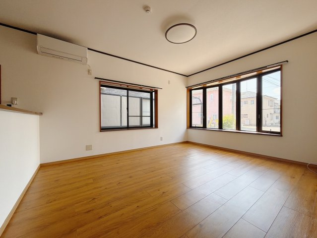 【中古戸建】足利市駒場町の居間・リビング|■リビング｜落ち着きのある表情を見せるリビングダイニング。太陽の光がたっぷり差し込むリビングは、自然とご家族が集まる居心地の良い空間です。