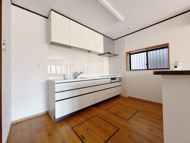 【中古戸建】足利市駒場町のキッチン|■キッチン｜お料理をしながら会話も弾むカウンター。出来上がったお料理をカウンター越しからお子様に運んでもらったりと、お手伝いも楽しくしてもらえることができます♪