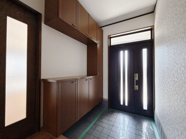 【中古戸建】足利市駒場町の玄関|■玄関｜太陽の光をたっぷり採り込む南玄関☆ご家族の靴がたくさんしまえる下駄箱付き。お子様の靴がこれから増えても安心な大きさです。