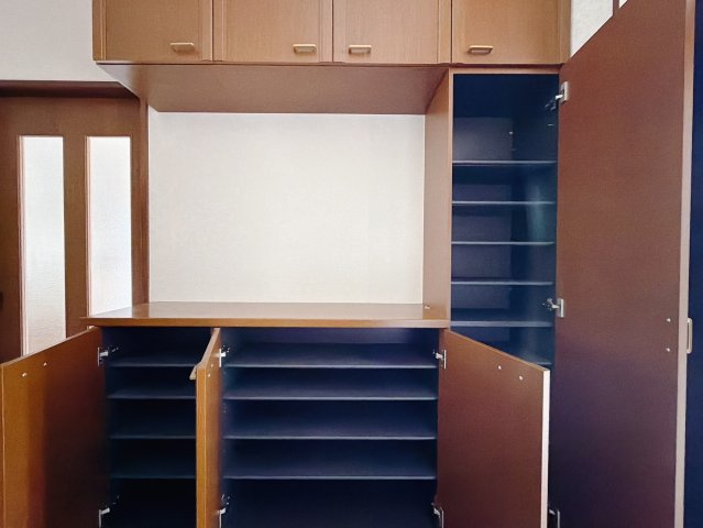 【中古戸建】足利市駒場町の玄関|■玄関｜こちらの下駄箱は仕切り板を外してブーツや長靴もしまえます。靴のデザインによって下駄箱もアレンジできる優れものです♪