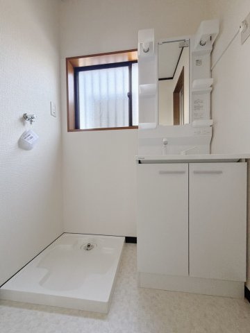 【中古戸建】足利市駒場町の独立洗面台|■洗面室｜大きな鏡で朝の身支度もラクラク♪窓があるので換気の際も楽ちんです♪