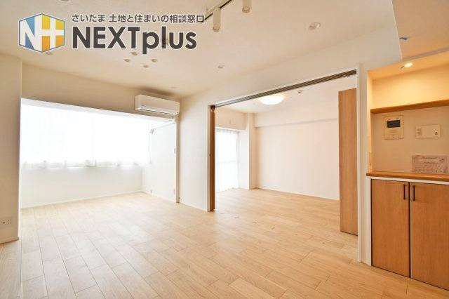 ハイツ越谷の居間・リビング|LDK15.5帖：可動間仕切りを大きく開放すると…、合計20帖越えのゆったり空間に！洋室のクローゼットも大容量で、散らかりがちなお部屋も、いつもスッキリ気持ち良い室内となります。
