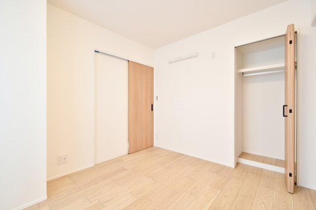 ハイツ越谷の洋室|洋室②4.9帖：クローゼットは各部屋に備わっておりますので、家族それぞれで洋服収納をすることも可能です。また、上下セパレートになっているため衣替えもしやすく、ハンガーパイプで家事時短にも◎！