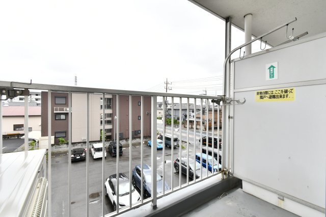 ハイツ越谷のバルコニー|難しいイメージの住宅ローンは経験スタッフが丁寧にお手伝いしますのでご安心下さい。「家を買って終わり」ではなく、「買ってからがスタート」と考え、一人ひとりにあった資金計画やプランをご提案致します！