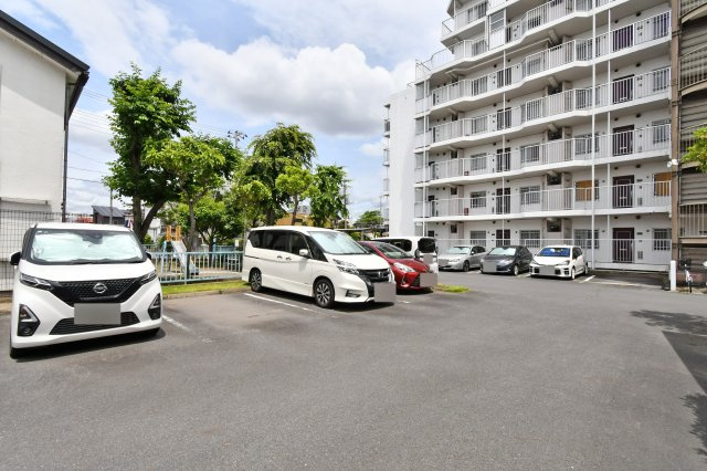 ハイツ越谷の駐車場|『物件を今日見てみたい』といった当日のご案内、同条件などの物件、他社様掲載物件もご紹介可能！一日でまとめて内覧したい方、ぜひ当社までお問い合わせ下さい。スタッフ一同皆様のご連絡お待ちしております！