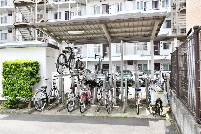 ハイツ越谷の駐輪場|■お客様との会話を大切にし、一人ひとりにあった資金計画やプランをご提案致します。「家を買って終わり」ではなく、「買ってからがスタート」と考え、ご提案します。ローンのご相談は私たちにお任せ下さい。