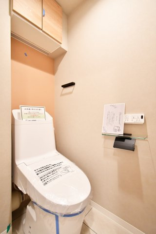 ハイツ越谷のトイレ|トイレ：奥行きにゆとりがあり、圧迫感の少ないトイレスペース。吊戸棚付きで、トイレットペーパーなどの備品補充も楽々行えます。掃除用具をしまうと清潔感も消す事ができ、イマドキなお部屋にできます。