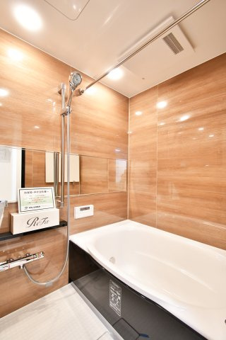 ハイツ越谷の浴室|シックで上品さを感じるバスルームはまるでホテルのような仕上がり。日常から解放できる癒しの空間となります。木目がアクセントになっております！新品ですのでご入居後から気持ちよく入浴頂けます。